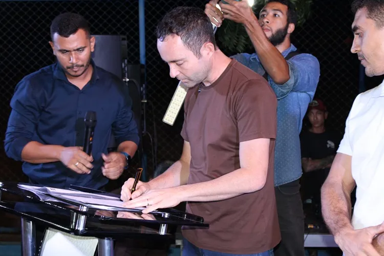 Brumado: Prefeito autoriza requalificação do Estádio Gilbertão e do Mercado de Artes