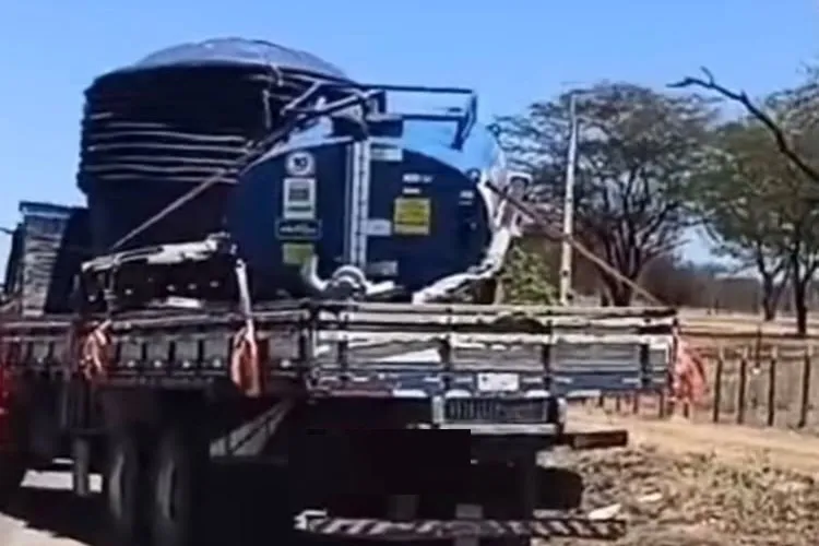 Denúncia de compra de votos com caminhão de caixas d'água gera briga na BR-030 em Brumado