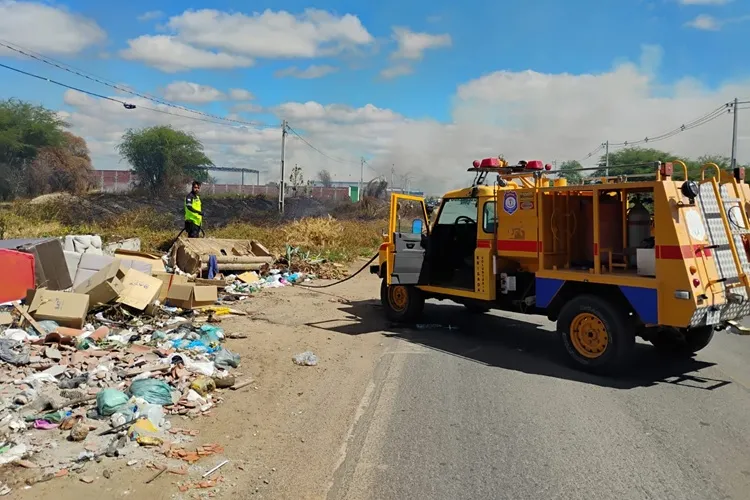 VÍDEO: Fumaça de incêndio causado por lixo irregular gera acidente de trânsito em Guanambi