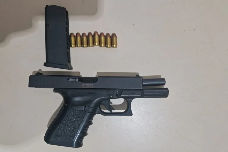 Homem é preso em Encruzilhada com pistola no tornozelo e moto adulterada