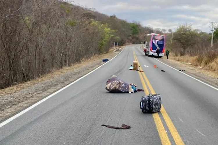 Bagageiro de ônibus abre e malas vão parar no meio da BR-030 em Brumado