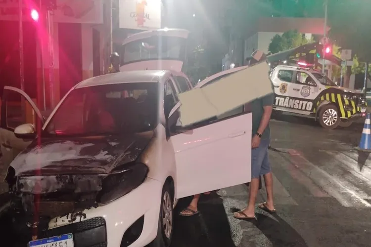 Incêndio atinge automóvel na noite deste sábado no centro de Guanambi