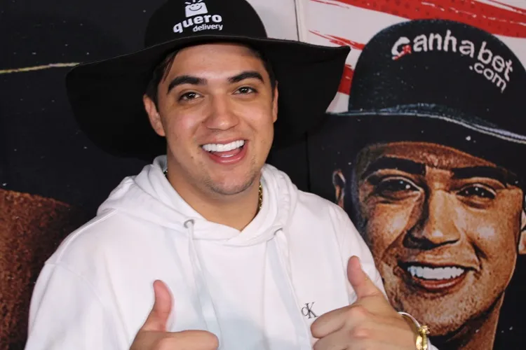 Descontraído e vibrante, Natanzinho Lima chega a Brumado recepcionado pelo prefeito e vice