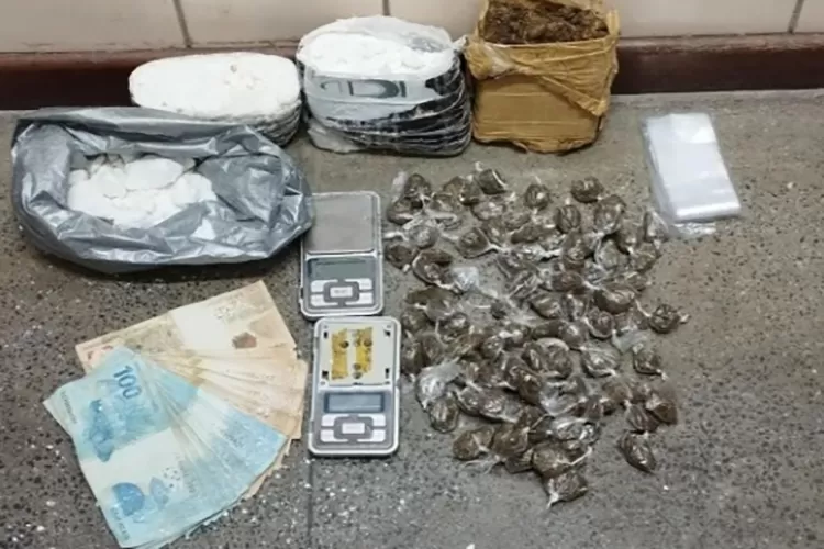 Traficante foge da Cipe Central e abandona drogas e dinheiro em Jequié