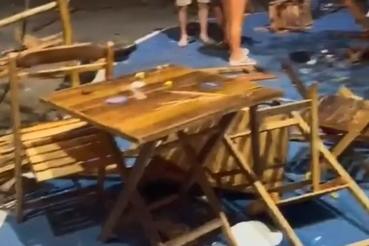 Vídeo: Carro desgovernado invade bar em Caculé