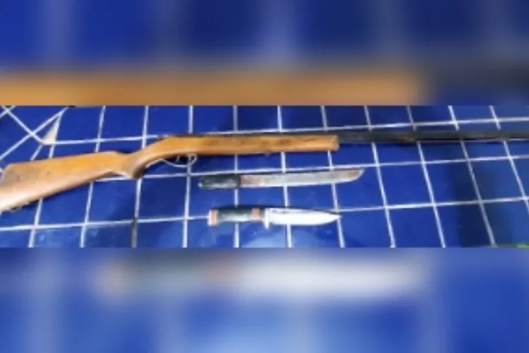 Homem é preso com espingarda e facas após briga em bar na zona rural de Tanhaçu