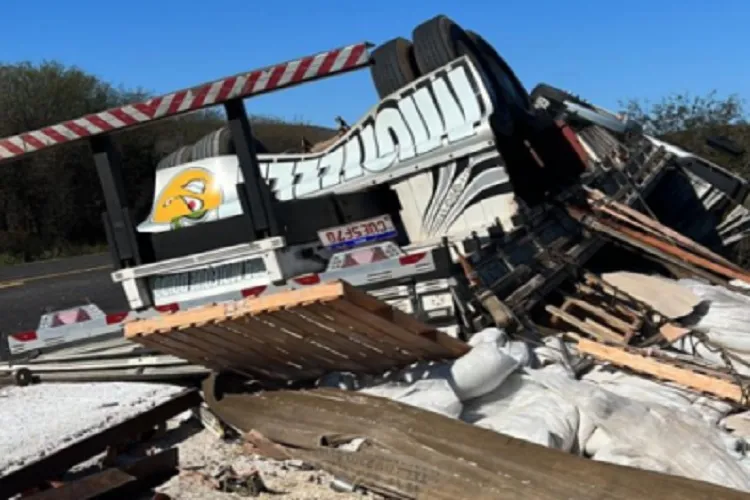 Caminhão tomba e carga se espalha na BA-026 em Contendas do Sincorá
