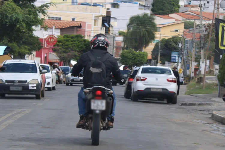 Gestão itinerante: Prefeito usa agilidade da moto para fiscalizar obras em Macaúbas