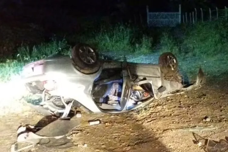 Mulher morre e outras três pessoas ficam feridas após carro capotar na BR-101 em Itapebi