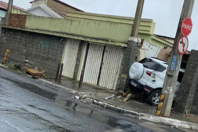Motorista perde controle do carro e invade residência em Vitória da Conquista