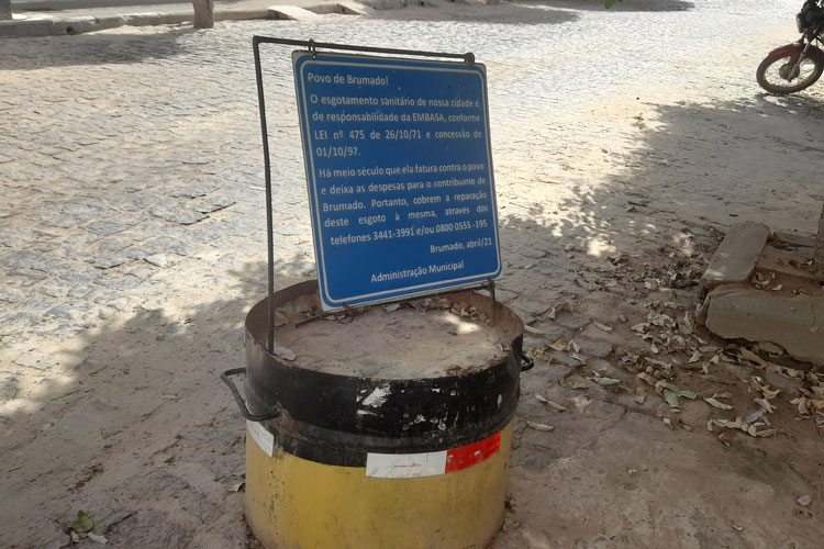 Brumado: Moradores cobram retirada de placas de protesto do prefeito contra a Embasa