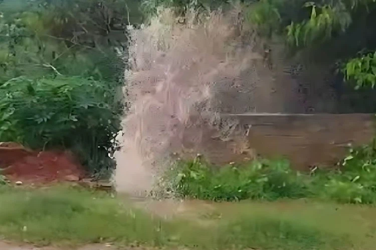 Rompimento de adutora da Embasa alaga avenida e causa transtornos em Brumado