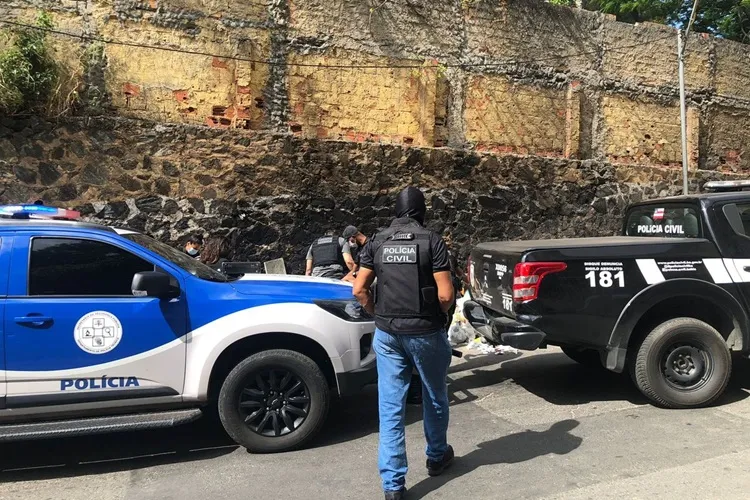 Salvador: Corpo esquartejado é achado ao lado de cabeça em sacos de lixo