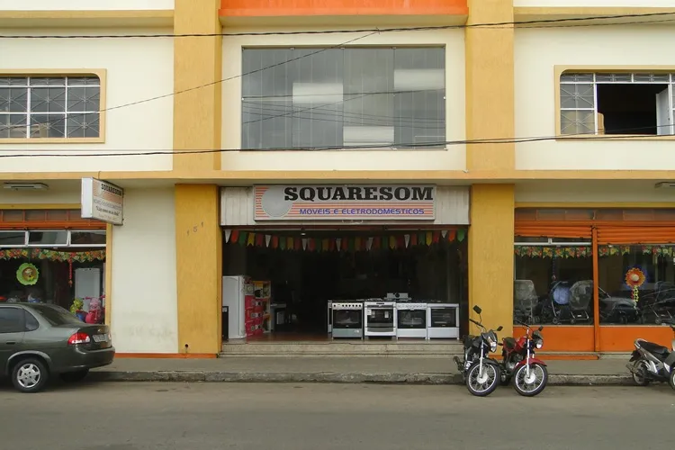 Arraiá de ofertas e preços baixos já começou na Squaresom e Polly Móveis em Brumado