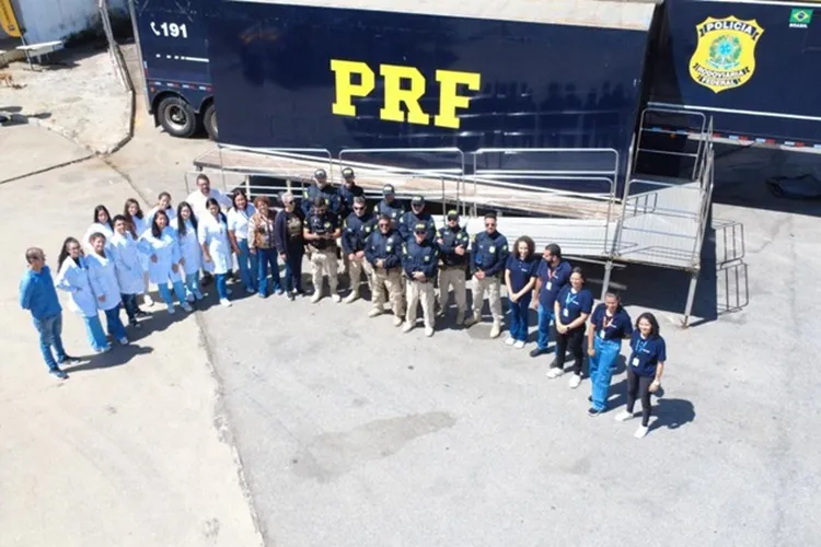 PRF promove ação de saúde e conscientização viária na BR-116 em Vitória da Conquista