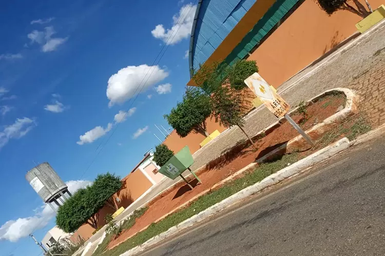 Professores cobram da Embasa manutenção de caixa d'água que ameaça escola em Caraíbas