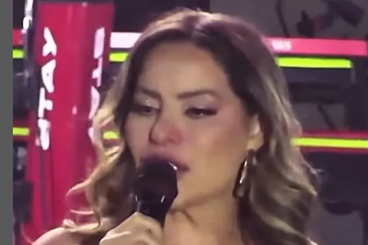 Com problemas vocais, Walkyria Santos se emociona e interrompe show em Macaúbas