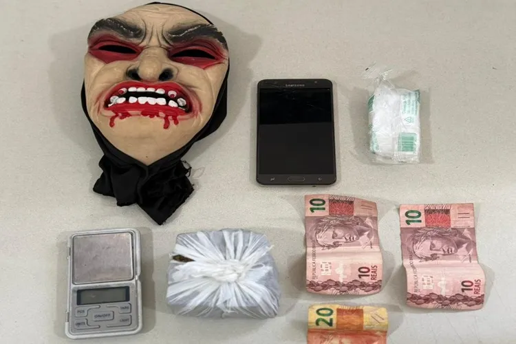 38ª CIPM apreende drogas, balança e máscara em casa de suspeito em Bom Jesus da Lapa