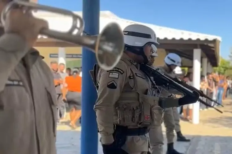 PM vítima de acidente é sepultado com honras militares e sob aplausos em Bom Jesus da Lapa