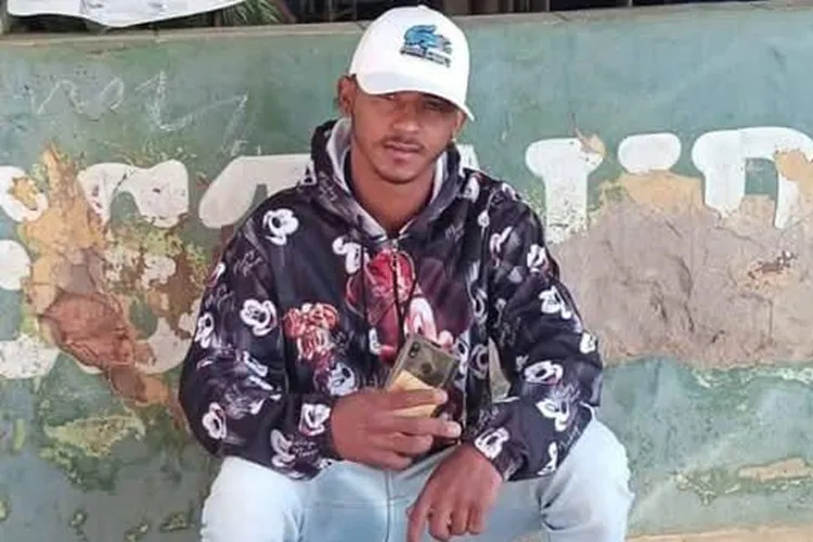 Jovem de 22 anos é morto a facadas e pauladas dentro de um bar em Urandi
