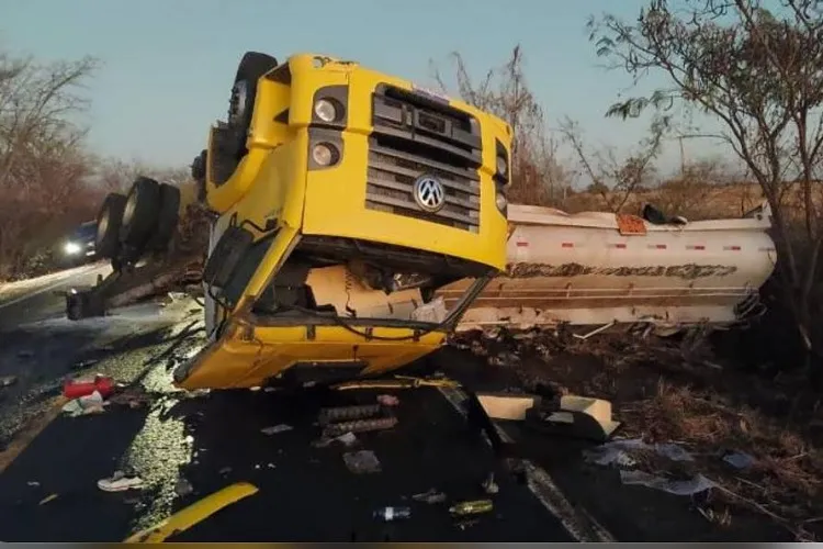 Caminhão tanque tomba na BR-030 e interdita parte da pista em Palmas de Monte Alto