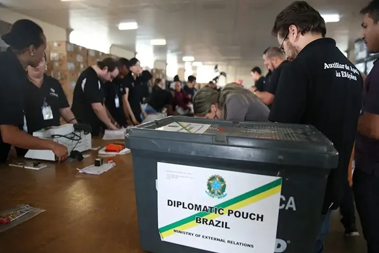 Quase 1 milhão de brasileiros no exterior poderão votar nas Eleições 2026
