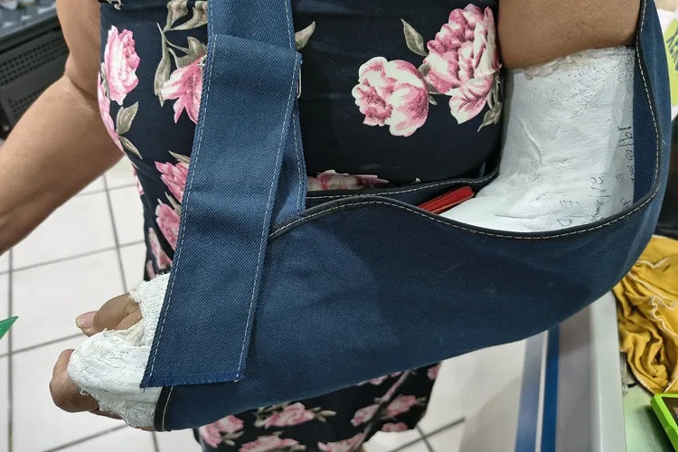 'O passeio é para o pedestre': Mulher quebra o braço após cair em monte de brita em Brumado