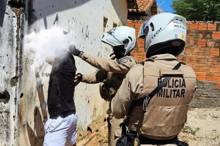 Foragido da justiça tenta escapar pulando muros de vizinhos, mas acaba preso em Brumado