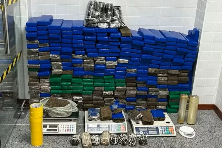 Feira de Santana: Mulher é detida com 331 tabletes de maconha e explosivos