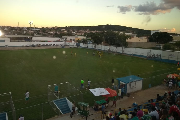 Feirense reassume liderança do Brumadense de Futebol após aplicar chocolate no Itaquaraí