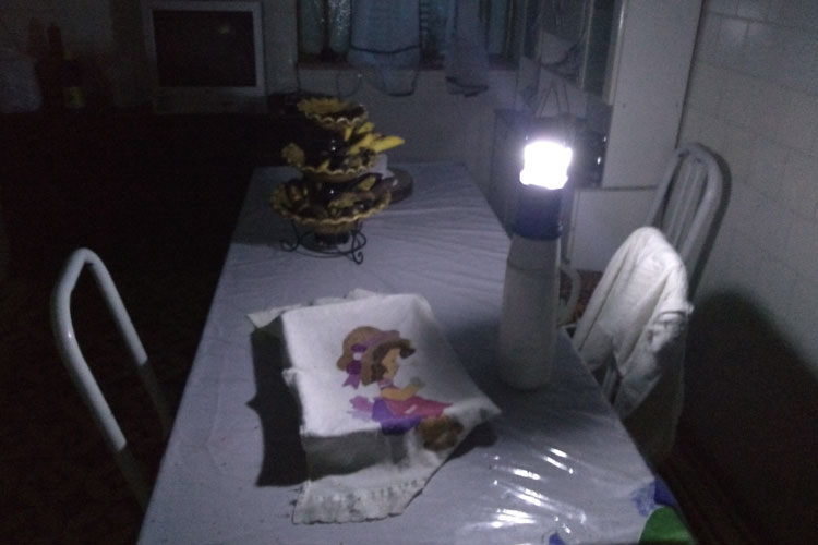 Consumidora cobra projetos que proíbam cortes de água e energia nos finais de semana em Brumado