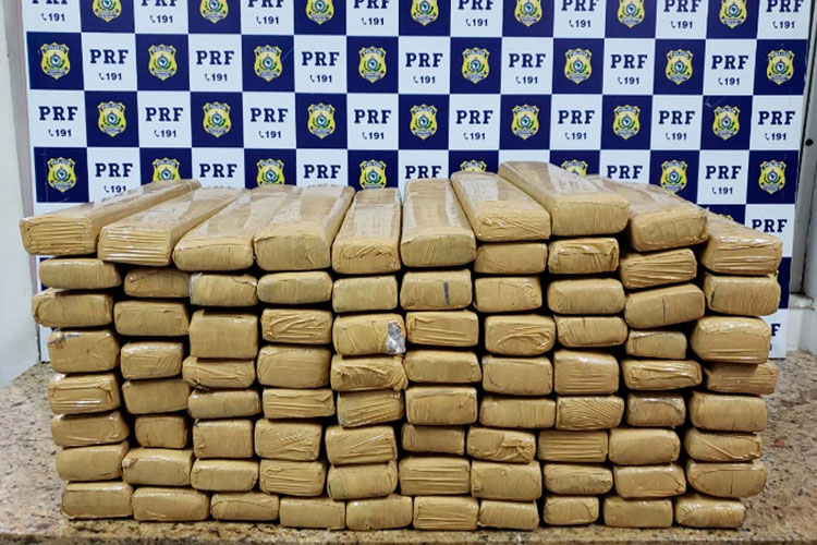 Vitória da Conquista: Homem é preso com 100 kg de maconha dentro de ônibus de turismo na BR-116