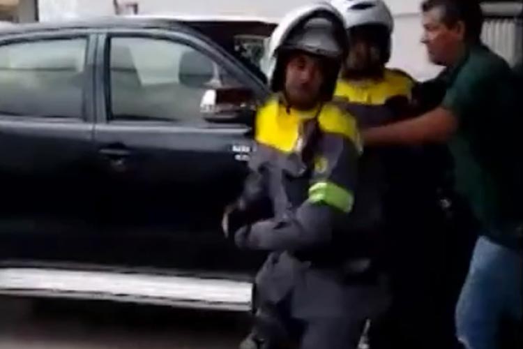 Vitória da Conquista: Homens agridem agentes de trânsito após notificação por estacionar em local proibido