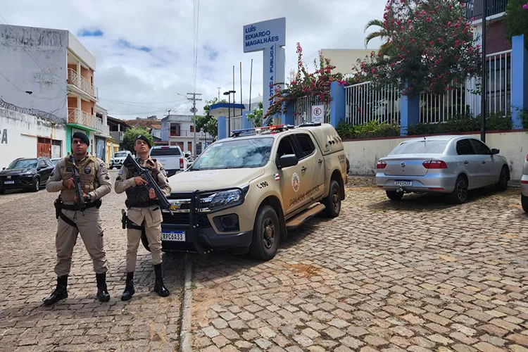 Brumado: Explosivo é detonado na porta do CEEP para alimentar o pânico; PM tentar chegar a autor