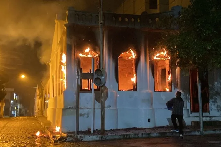 Incêndio consome parte de antigo casarão na Praça Imaculada Conceição em Macaúbas
