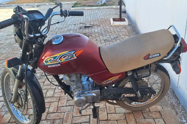 Três indivíduos são detidos por envolvimento em roubo de moto em Macaúbas