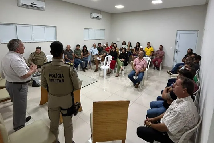 Comandante do 17º BPM debate segurança pública durante audiência em Candiba
