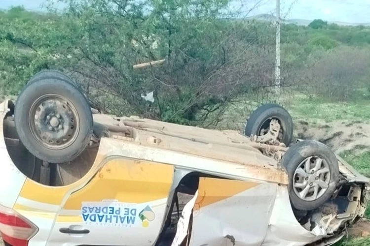 Carro da Prefeitura de Malhada de Pedras com pacientes de hemodiálise se envolve em colisão