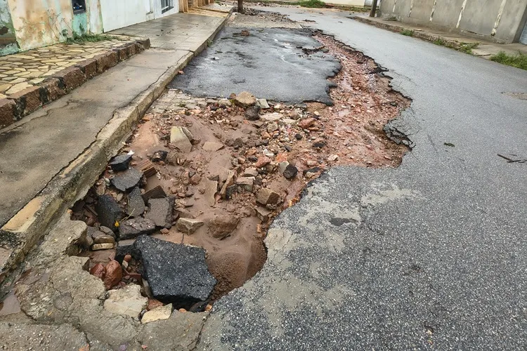 Esgotos refluindo e casas alagadas no bairro Olhos D’água durante chuva em Brumado
