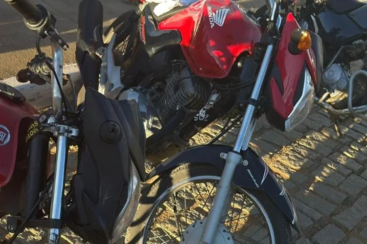 80ª CIPM flagra três motociclistas sem CNH realizando 'grau' em Cândido Sales