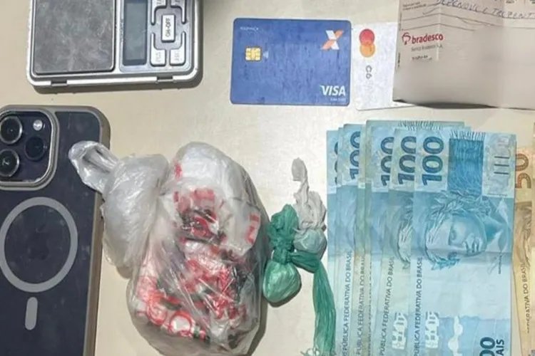 Homem tenta fugir de moto, mas é preso com drogas e dinheiro em Seabra