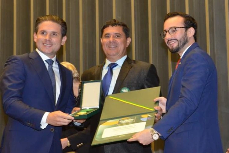 Malhada de Pedras é ouro na Alfabetização na Idade Certa; prefeito é premiado em Brasília