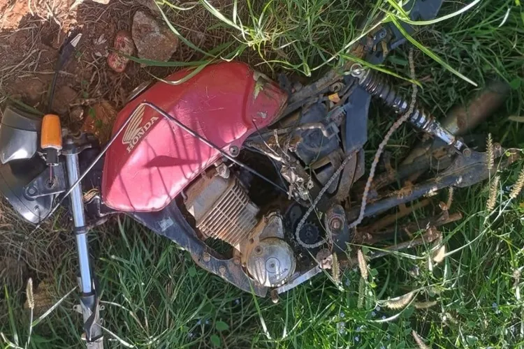 24º BPM recupera moto roubada escondida em matagal em Brumado