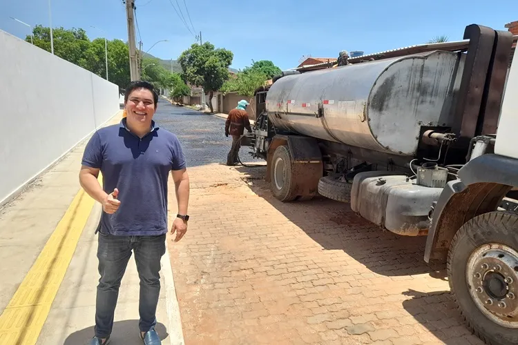 Estado atende pedido de Guilherme Bonfim e inicia pavimentação asfáltica em Brumado