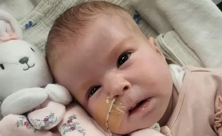 Pais perdem na justiça para continuar mantendo bebê viva por aparelhos na Inglaterra