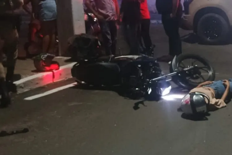Motociclista sem CNH se envolve em acidente e deixa jovem ferida em Brumado