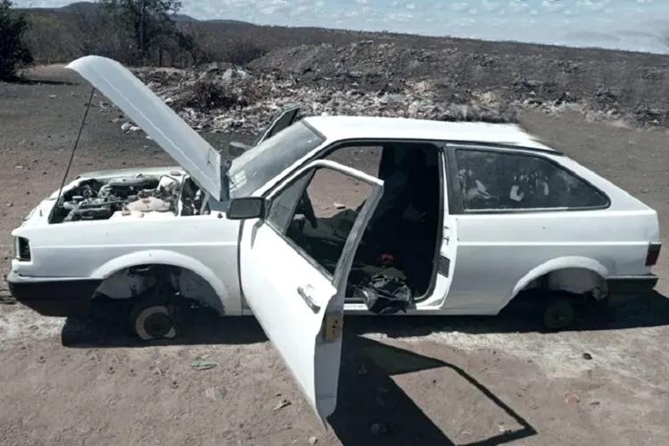 Carro furtado em Caetité é localizado parcialmente desmanchado em lixão de Tanhaçu