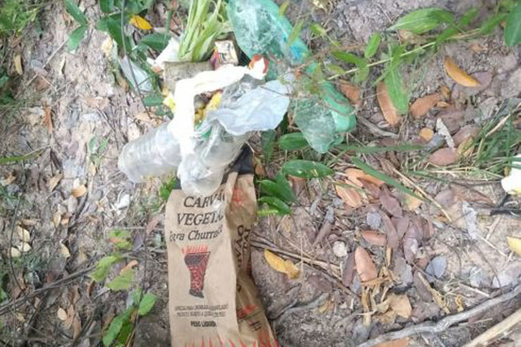 Visitantes poluem margens da cachoeira do Bom Jardim em Barra da Estiva