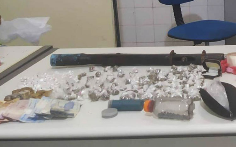 Homem é preso após cadela encontrar drogas em terreno na Chapada Diamantina