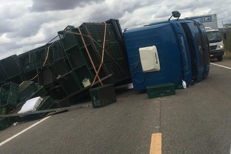 BR-030: Carreta tomba na entrada do município de Lagoa Real